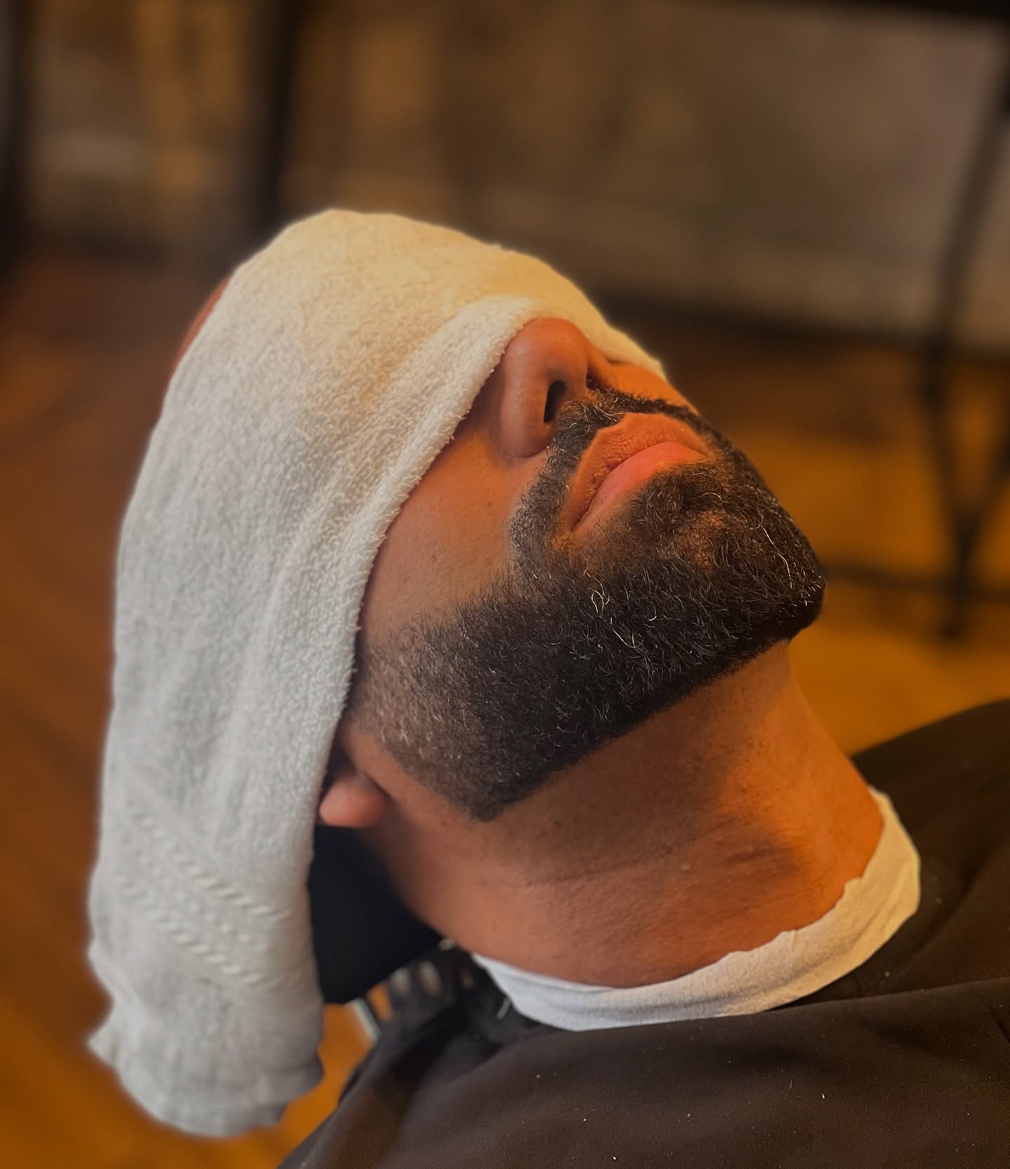 Barba escura alinhada e com acabamento definido na Barbearia George Fiuza