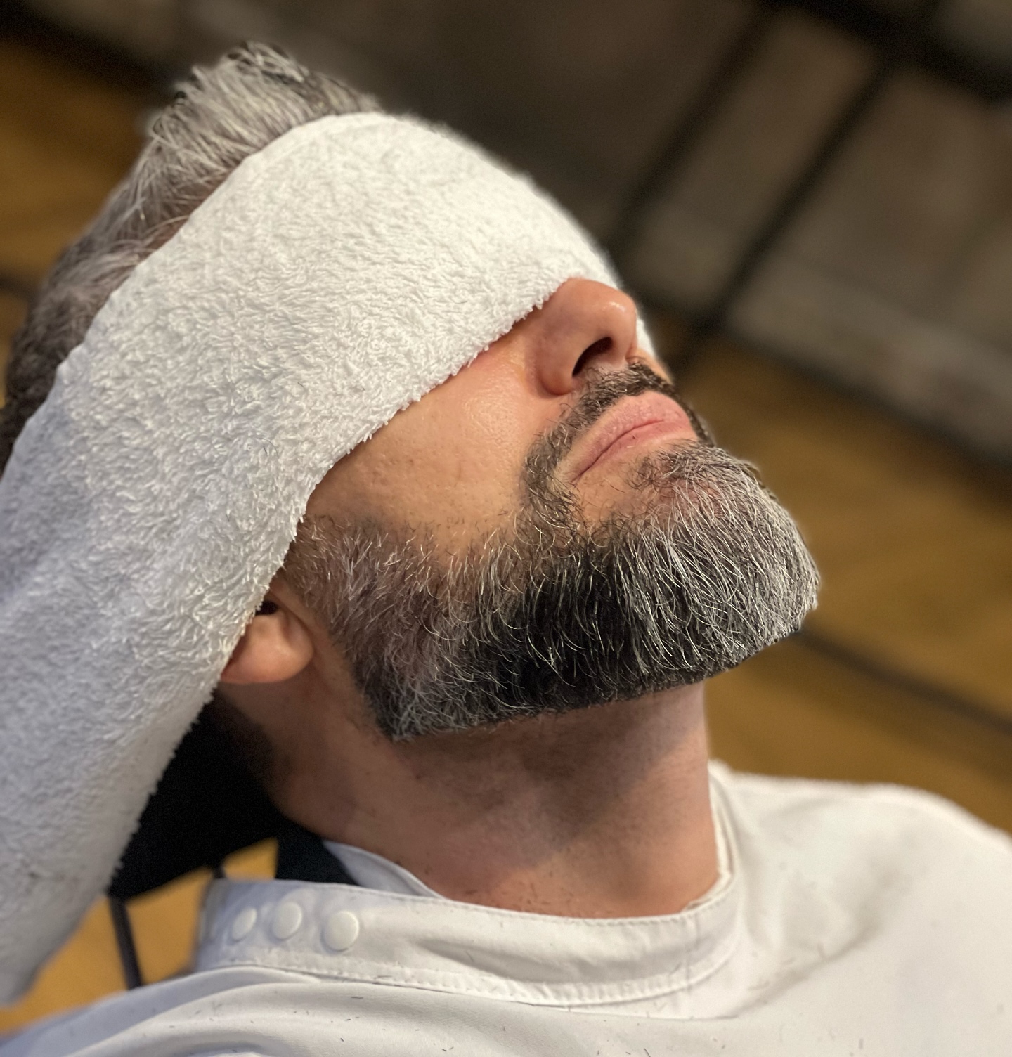 Barba grisalha com contorno definido na Barbearia George Fiuza