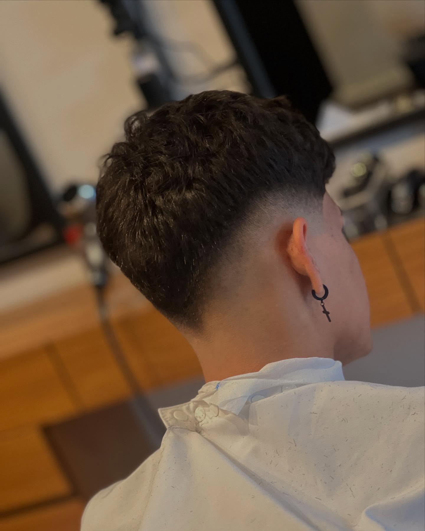 Detalhe de corte masculino com degradê na Barbearia George Fiuza