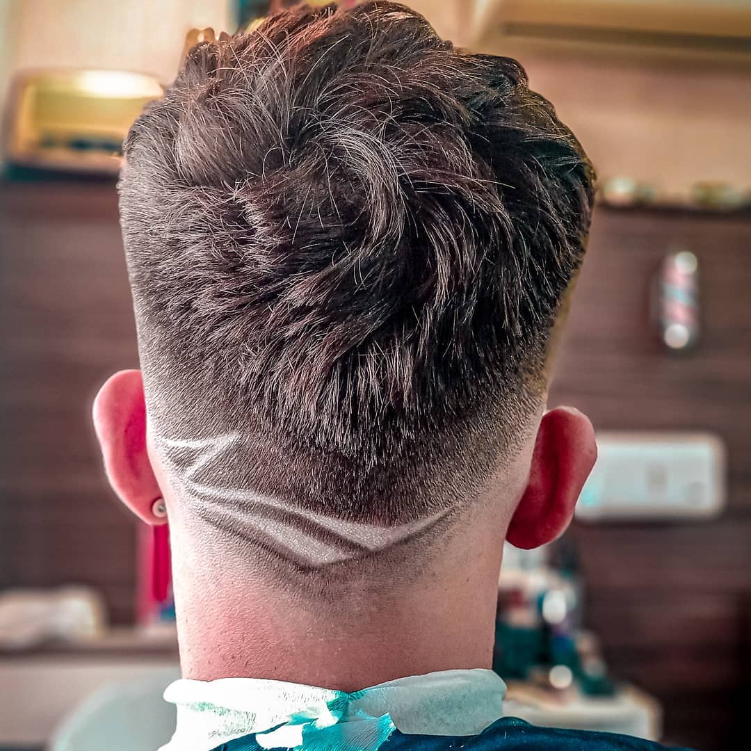 Corte low fade com desenho na nuca, feito na Barbearia George Fiuza